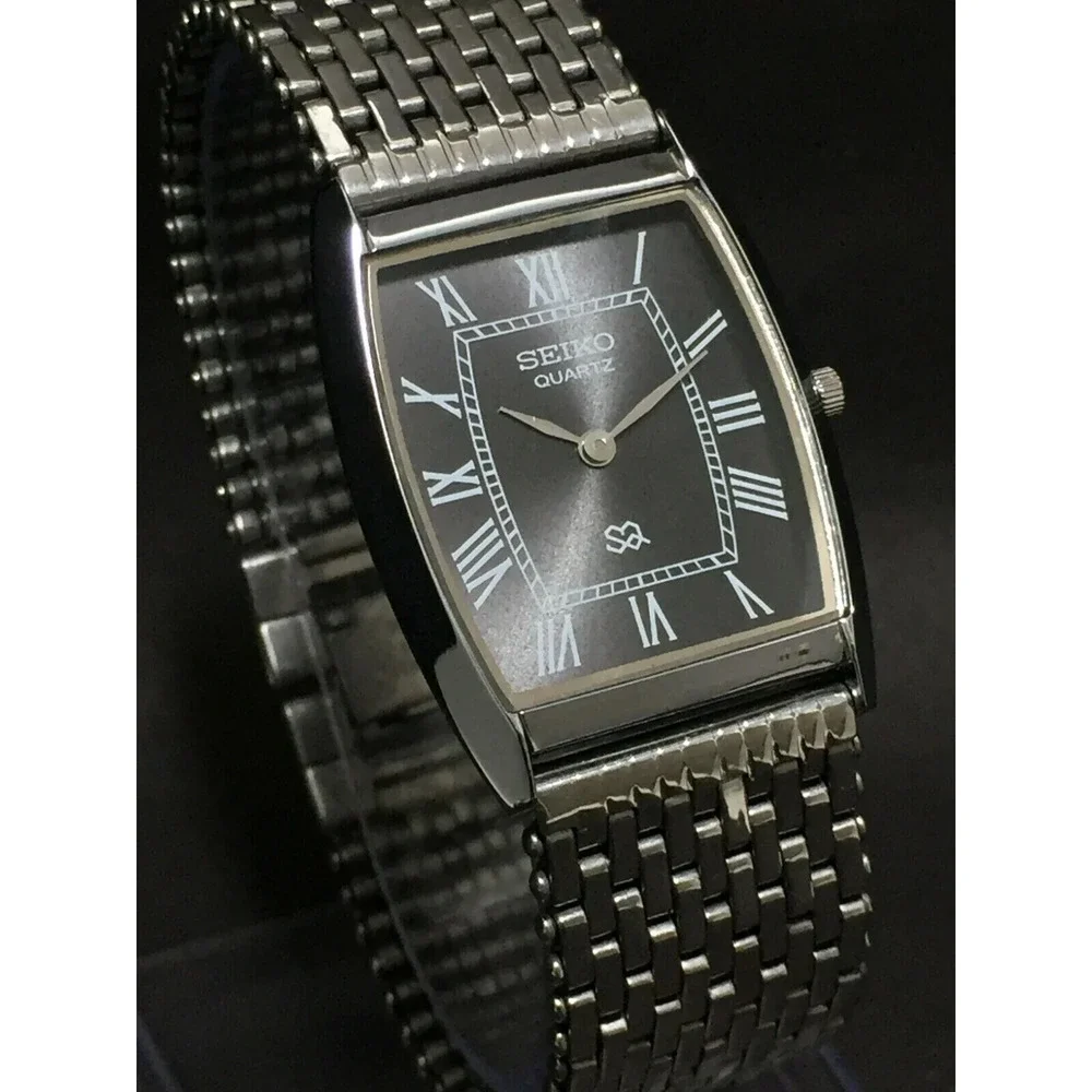 Vintage Style Seiko Quartz Mens Silver Watch & Black accents W/ Metal Strap